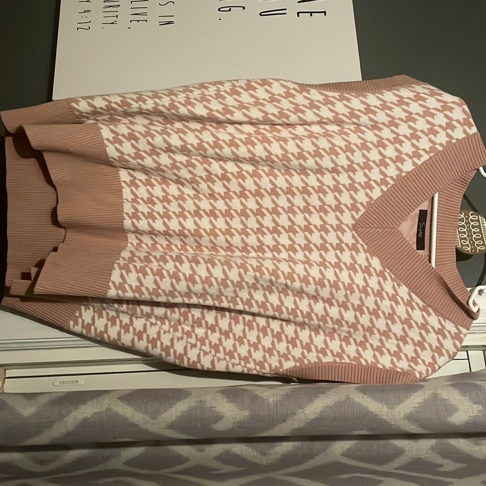 One Size houndstooth tan and white sweater vest